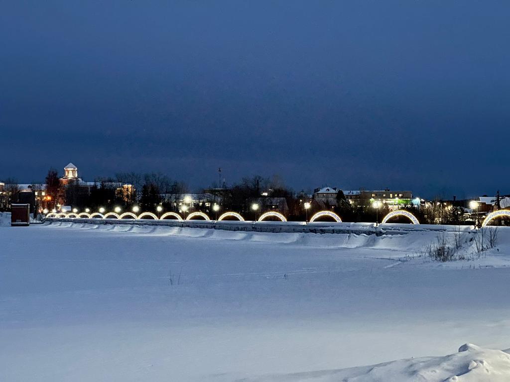К Новому году на плотине городского пруда установили световые арки 