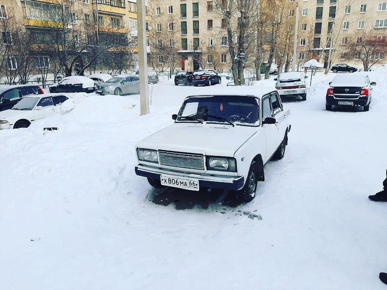 В Краснотурьинске неизвестный наехал на белый ВАЗ. У машины повреждения  крыла и бампера | Происшествия | Краснотурьинск.инфо