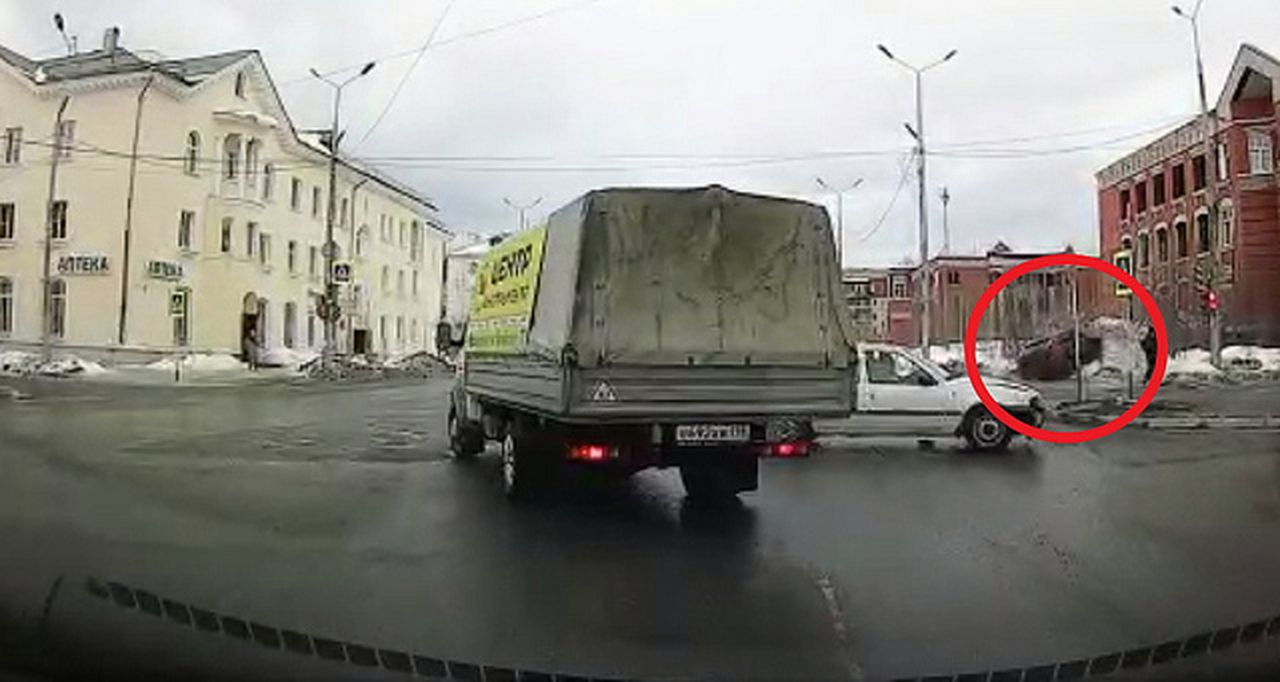 Повезло, что живы остались. Пострадавшие в аварии возле налоговой рассказали, как это случилось
