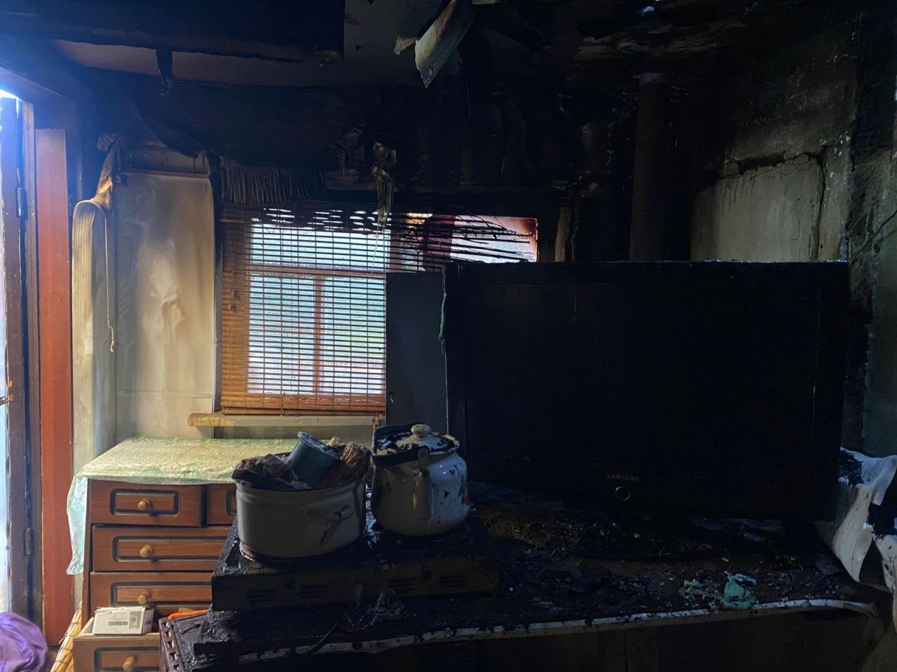 От огня пострадал садовый домик у железнодорожной станции Воронцовка