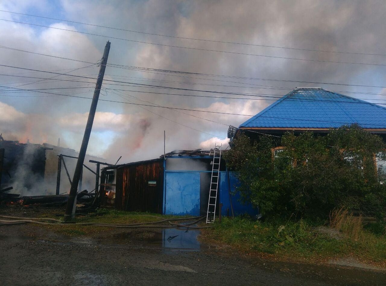 В пожаре в восточной части города пострадал дом 64-летней пенсионерки