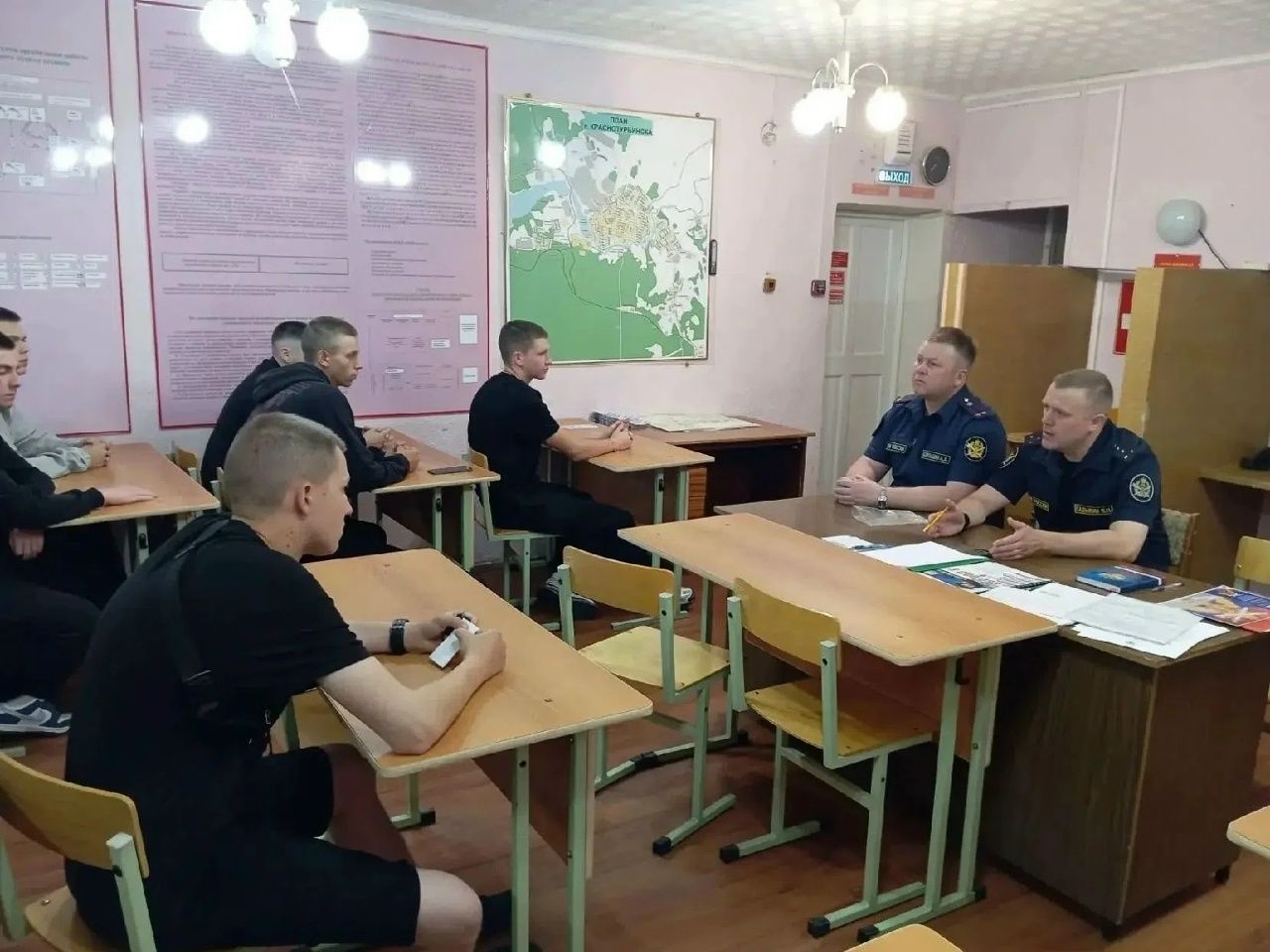 В ИК-3 Краснотурьинска прошла встреча с бывшими срочниками. Им предлагают работу в колонии