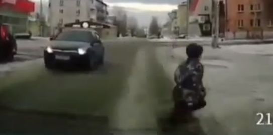 ГИБДД нашла мальчишек, перебегающих через дорогу