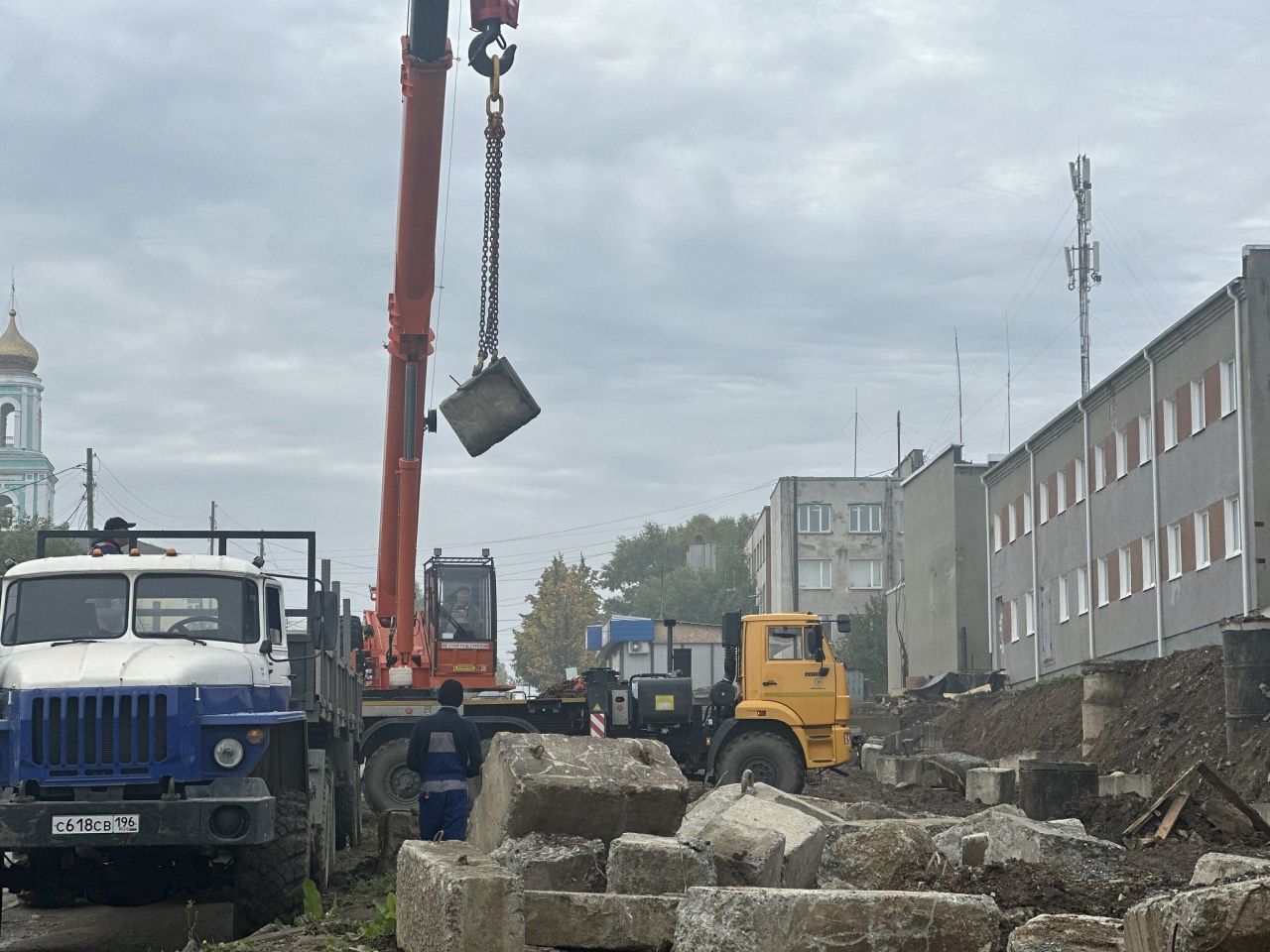 Возле стройки по улице Карпинского восстановят тротуар