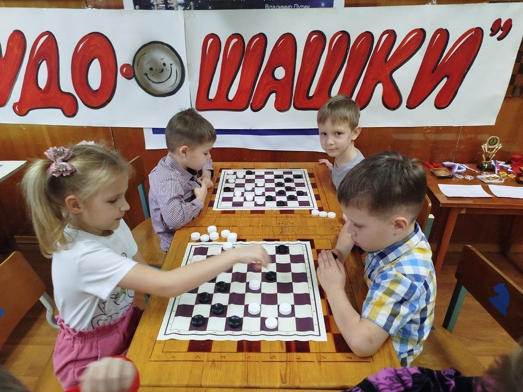 Дошколята сразились в шашки