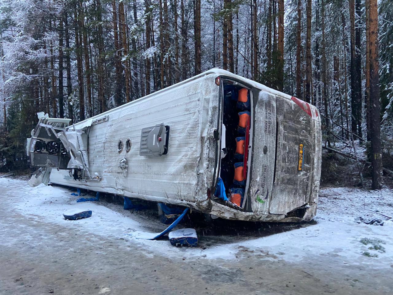 В Черкасской области фура влетела в грузовик и зажала авто, пассажиры погибли на месте (фото)