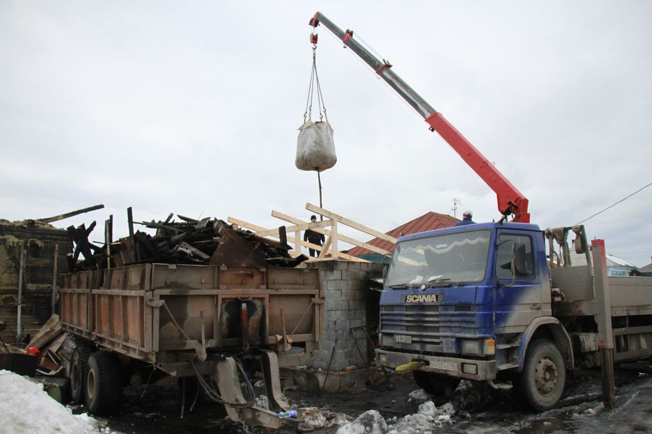"Дверь открыл, а там все пламенем охвачено". Семье серовских погорельцев нужна помощь