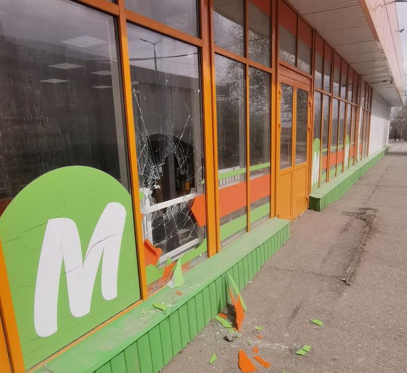 Неизвестные разбили окно магазина на улице Рюмина