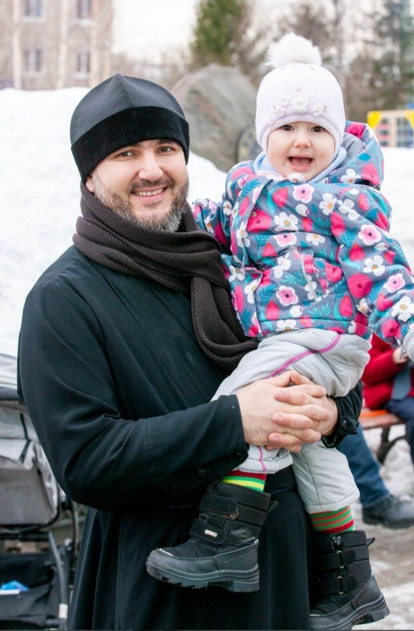 У четырехлетней девочки — острый лейкоз. Многодетной семье священника требуется помощь