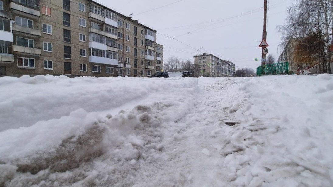 Коммунальщики с шести утра приступили к ликвидации последствий снегопада