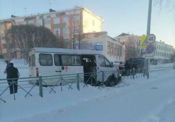 Маршрутка, курсирующая между Карпинском и Краснотурьинском, попала в ДТП