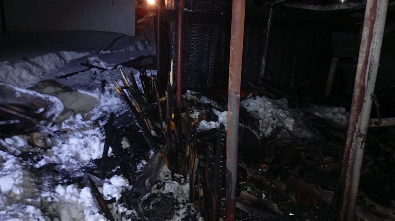 В поселке Рудничном погорел сарай