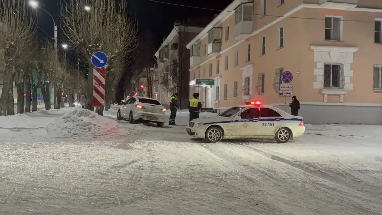 Под колеса иномарки в Краснотурьинске попал снегокат с детьми