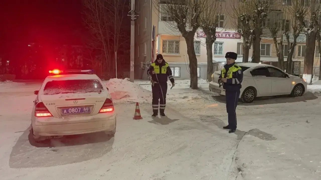 Момент наезда иномарки на снегокат с детьми в Краснотурьинске попал на видео