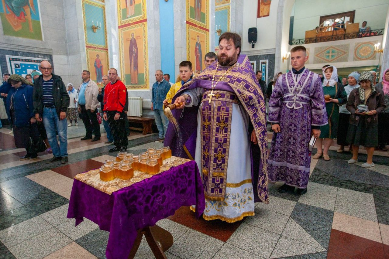 Православные прихожане освятили мед 