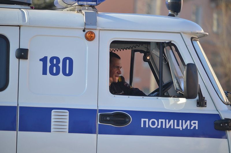 Монтажника привлекают к суду за двойное оскорбление сотрудника ППС