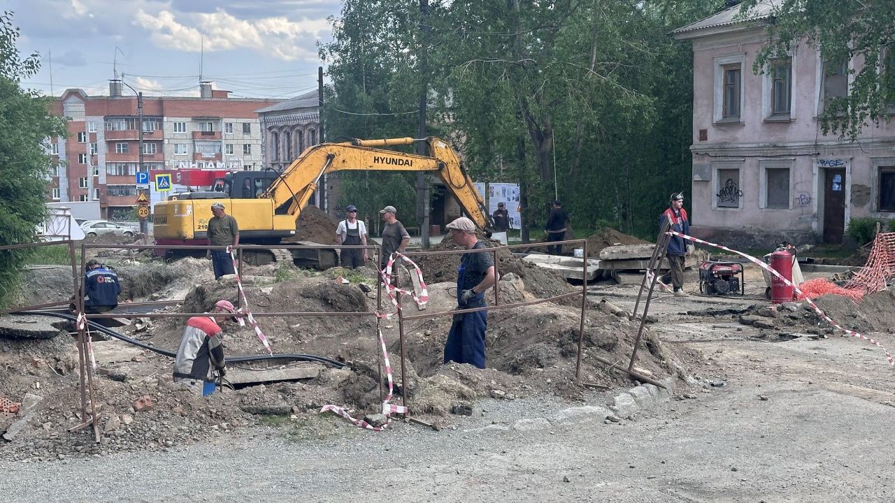 Горожане пожаловались на скопление отходов у домов по улице Октябрьской