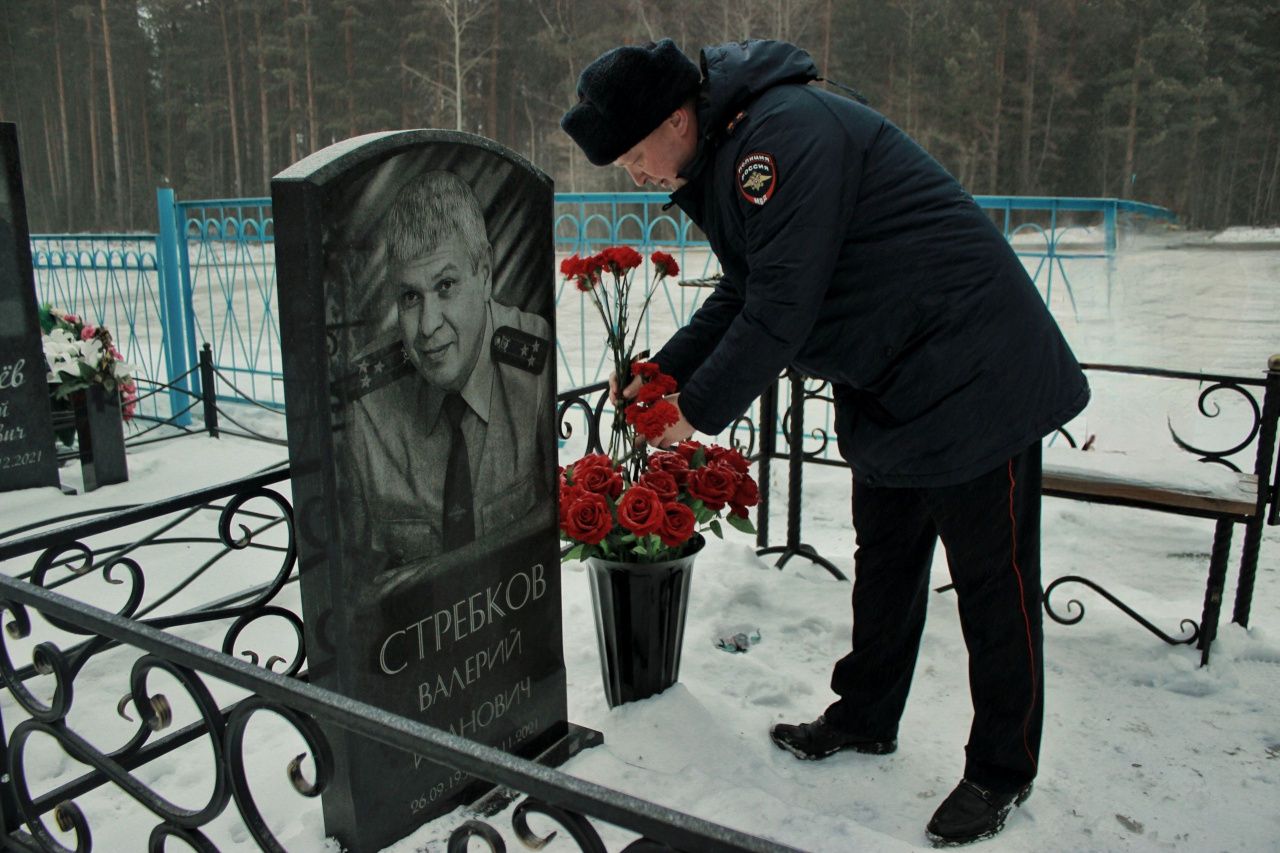 «Он был одним из лучших руководителей»: полицейские возложили цветы к могиле Валерия Стребкова