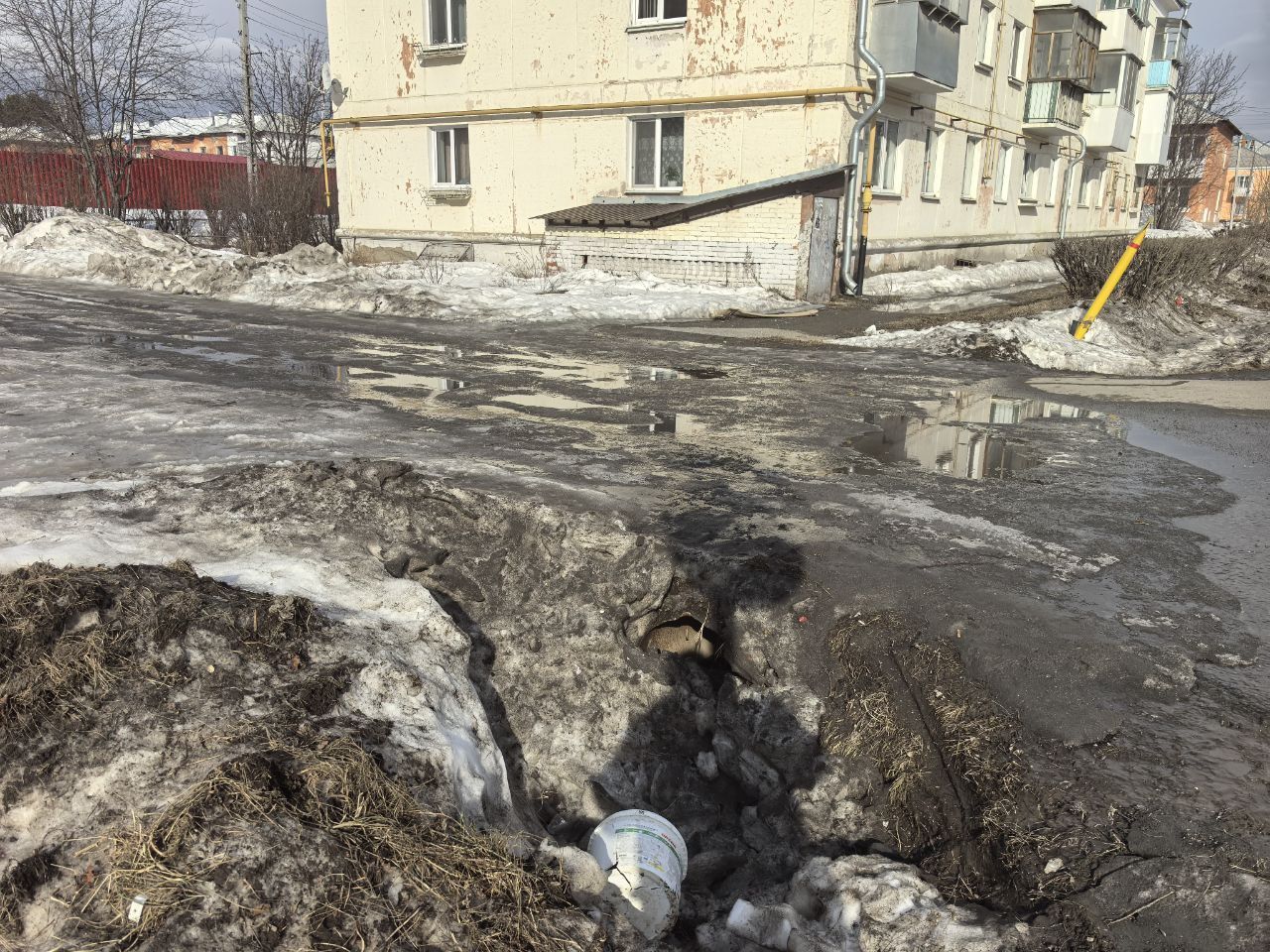 «Вчера залезла – половина подпола воды». Подвалы тонут, а команды чистить канавы нет?