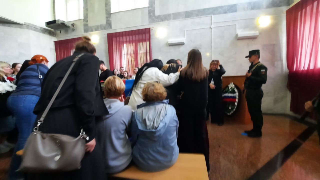 «Мама, живой, здоровый, связи не будет, не теряй!» Похоронили 19-летнего Илью Рычкова