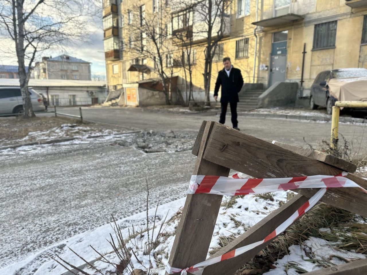 «Бочка с порохом во дворе»: житель Краснотурьинска опасается, что из-за ям в асфальте может пострадать автомобиль