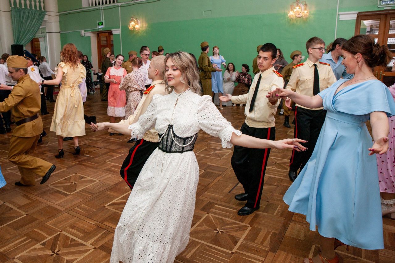 В Краснотурьинске вальсировали 70 пар 
