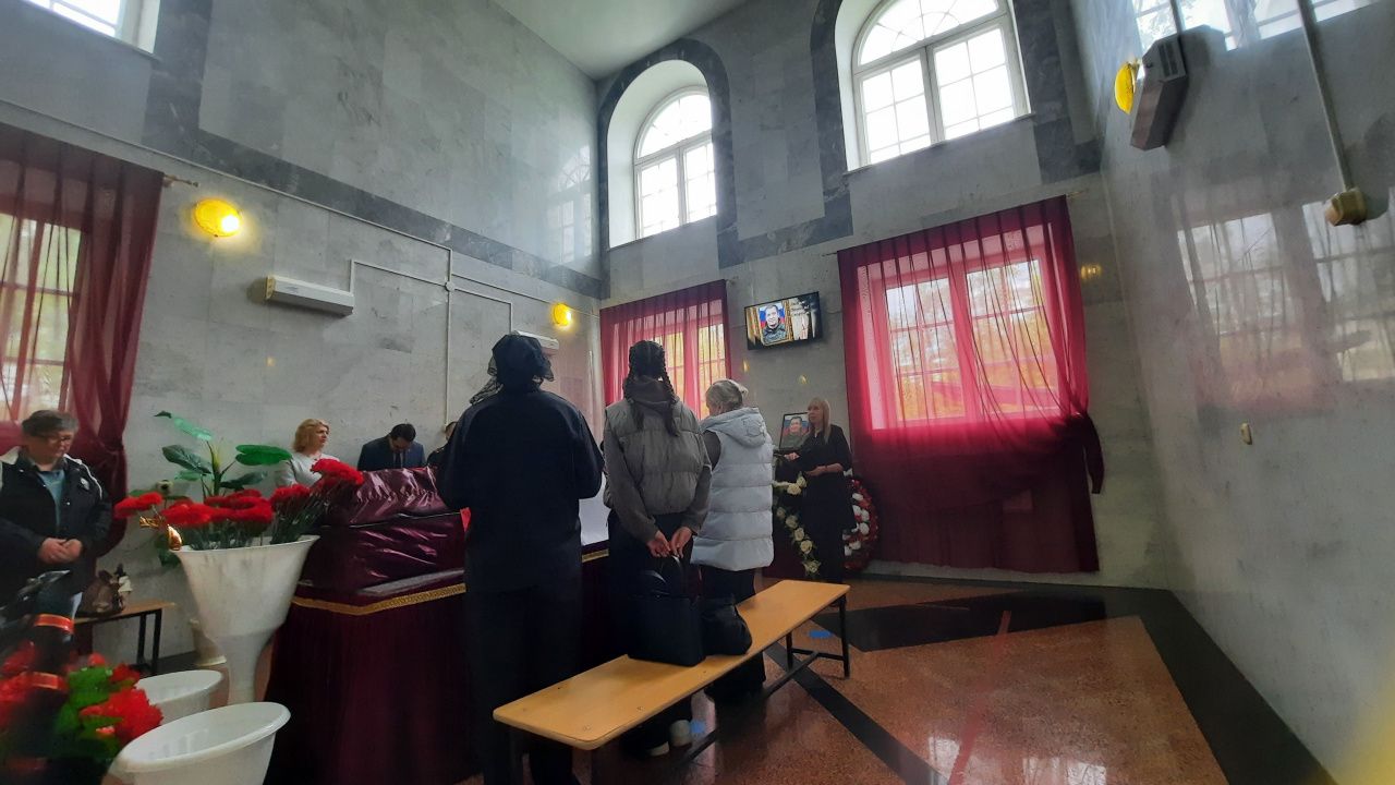 «Мы в блиндаже, возможно, пойдем на боевое задание». Похоронили Сергея Богомякова, погибшего на СВО
