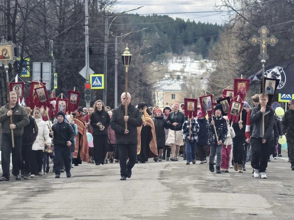 В Краснотурьинске прошли детский крестный ход и праздничная программа в честь Пасхи