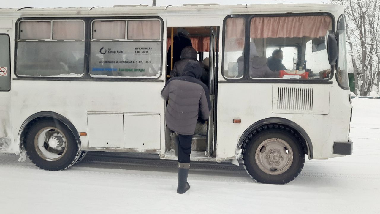 «Все опоздали на работу и замерзли». Краснотурьинцы пожаловались на задержки в движении автобусов
