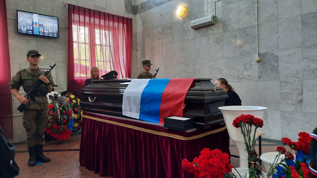 «Я скоро приеду». Похоронили погибшего на СВО Дмитрия Стеценко