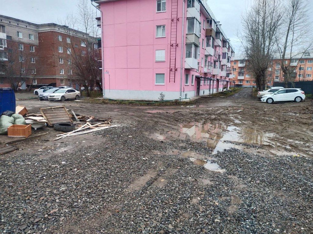 Грязь у контейнеров на Ленина засыпают щебнем