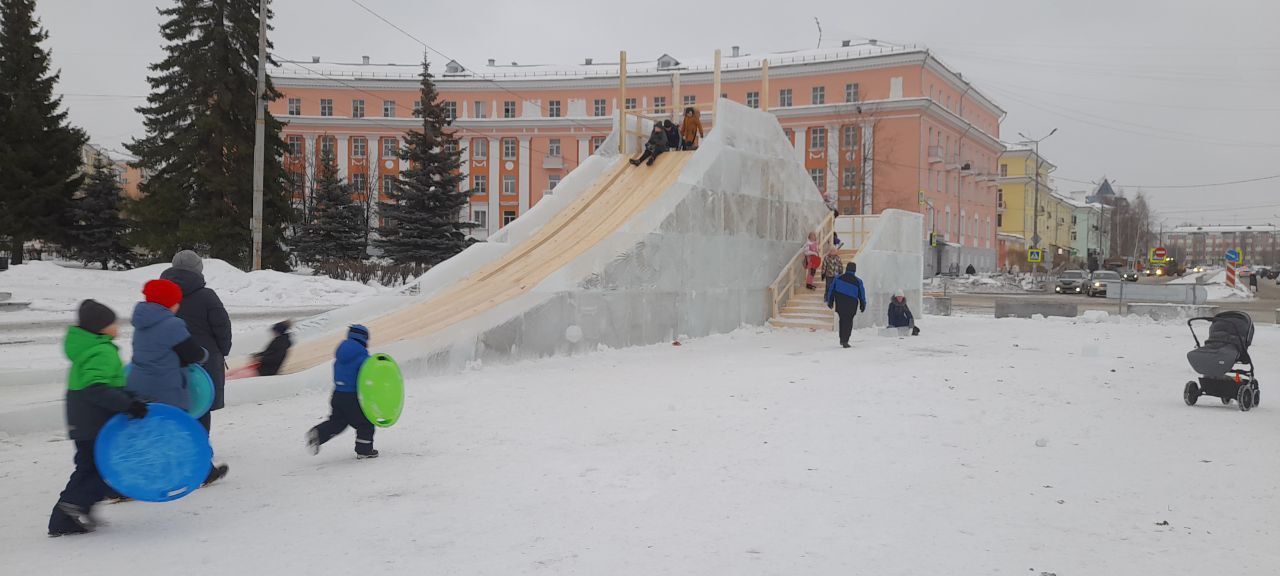 "Будем зажигать!": сегодня в Краснотурьинске откроют снежный городок на центральной площади