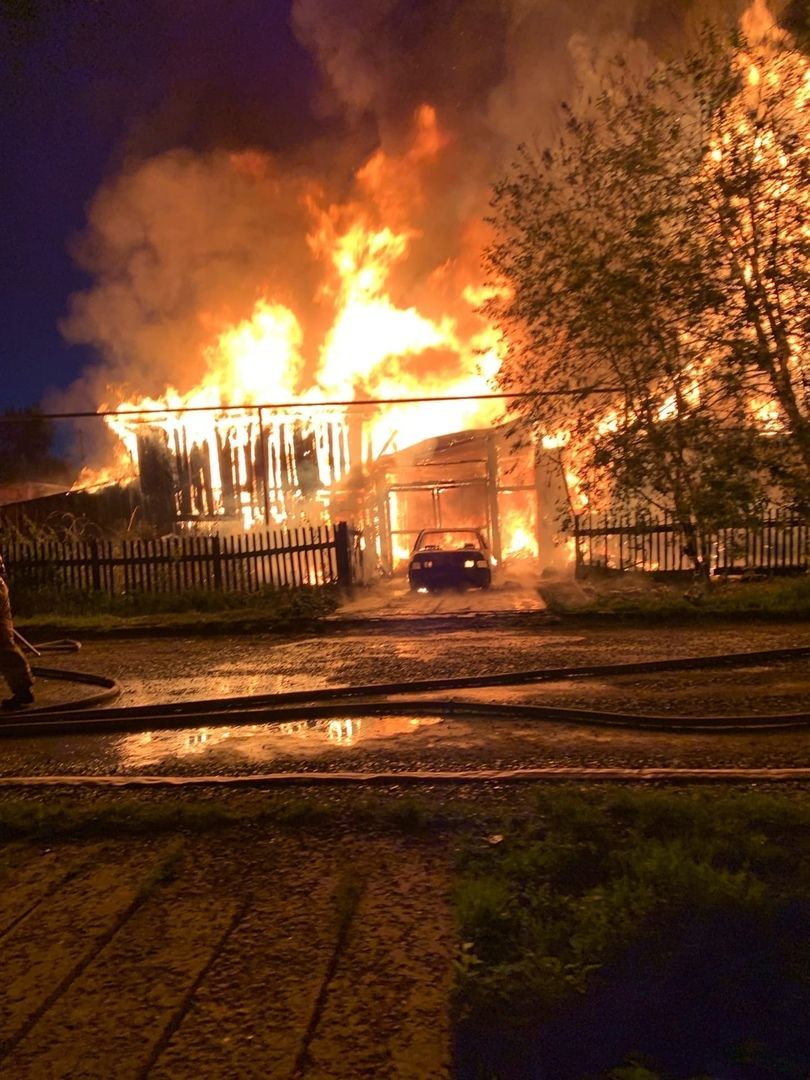 В Краснотурьинске сгорел дом, машина и надворные постройки 