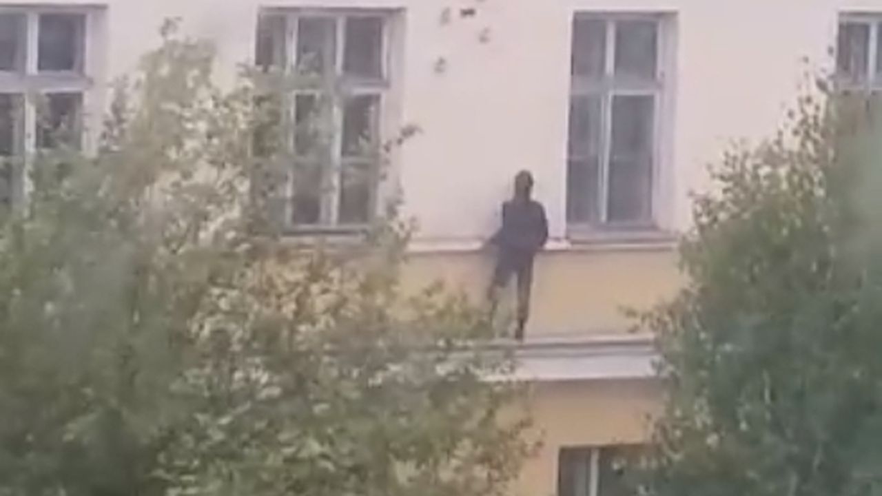 Дети лазают по карнизам школы № 2, которую готовят к сносу