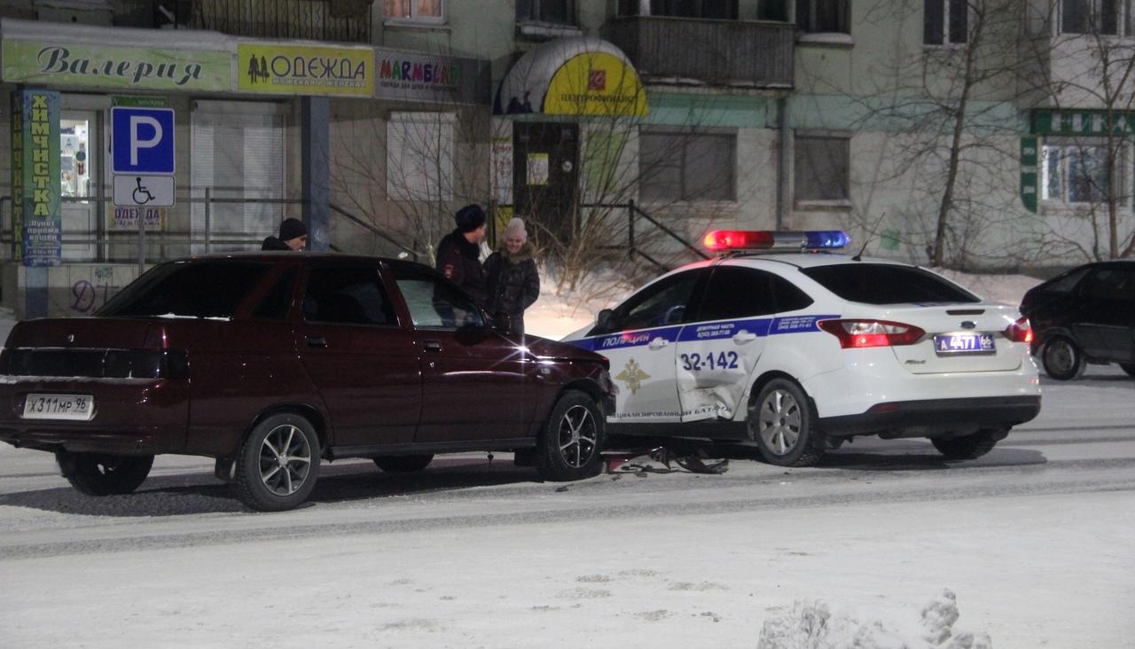 В ГИБДД рассказали, кто виноват в ДТП с «десяткой» и патрульным автомобилем в Карпинске