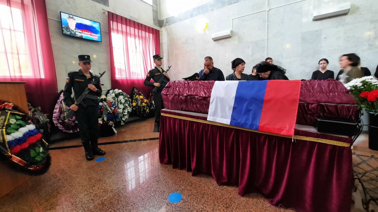 «Будьте спокойны, я далеко от фронта». Похоронили многодетного Алексея Кондюрина, погибшего на СВО