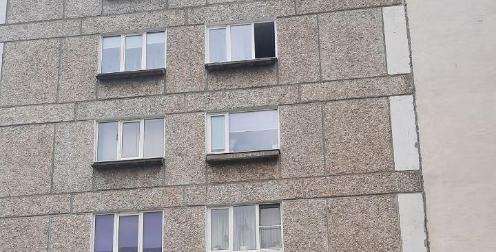 В Краснотурьинске из окна выпала пенсионерка. Женщина погибла на месте