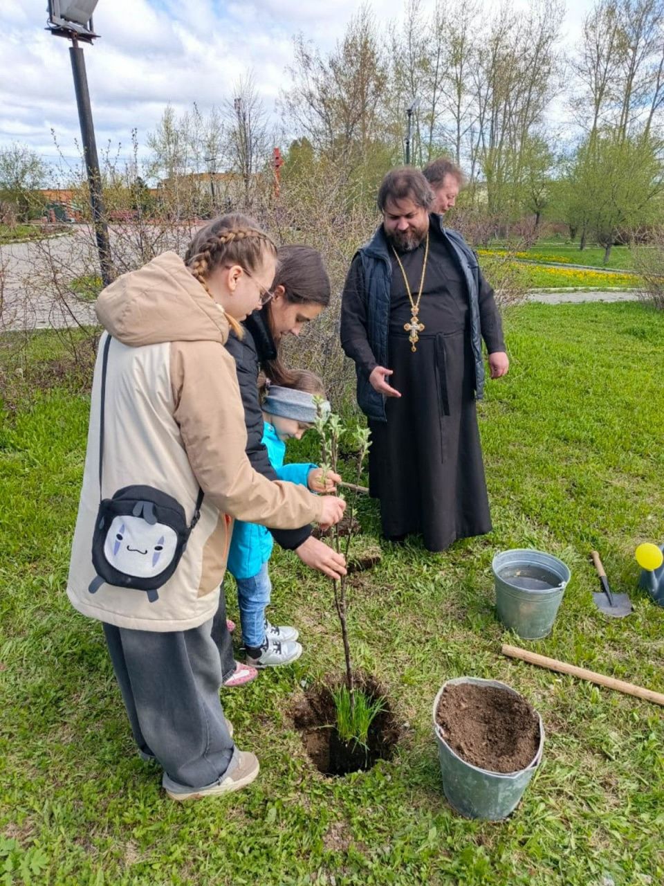 Память погибшего в Богословлаге священника почтили молебном и высадкой яблони