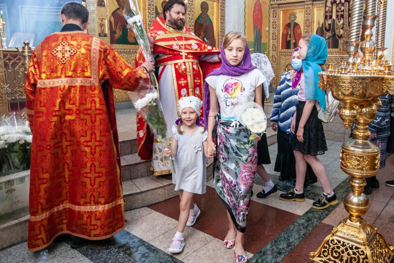 Православным прихожанкам подарили 200 букетов хризантем