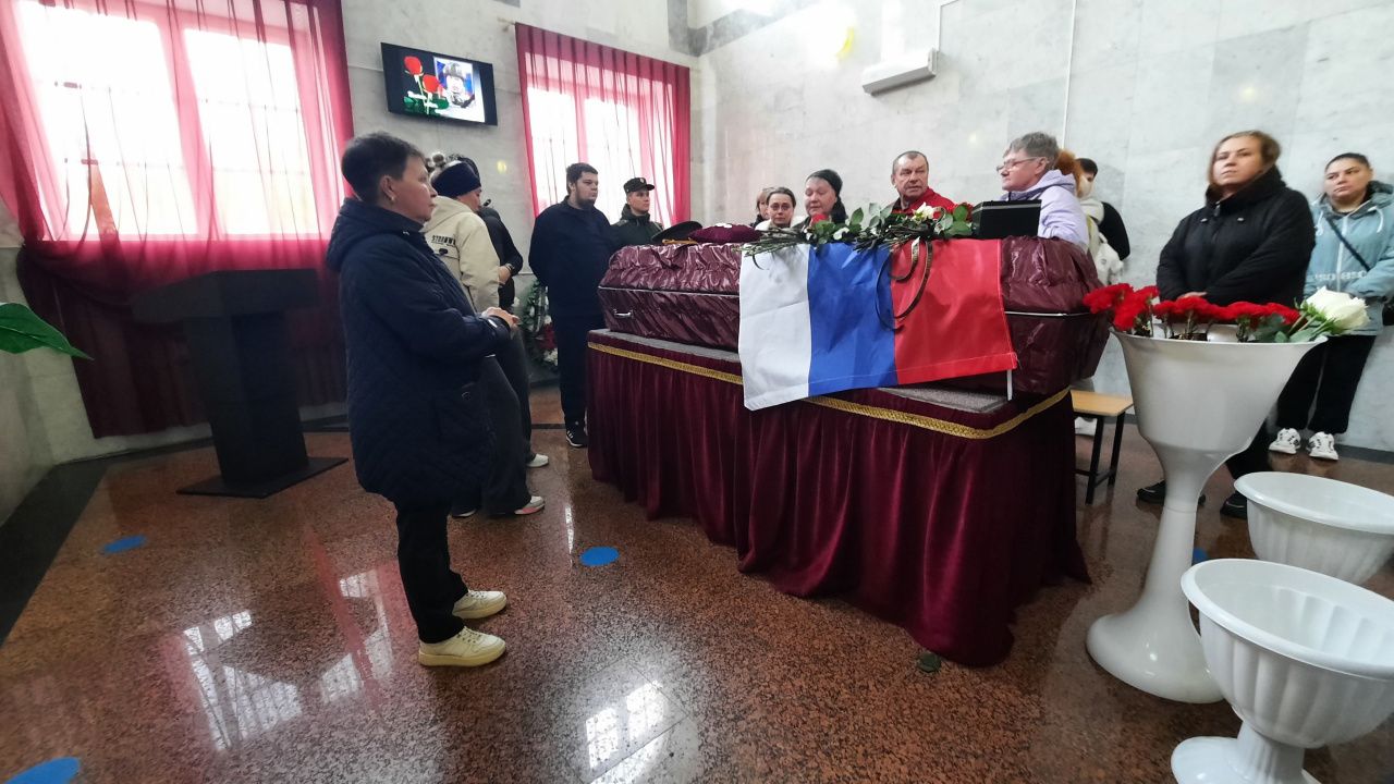 «Снова подписал контракт»: похоронили погибшего на СВО Максима Колокольникова