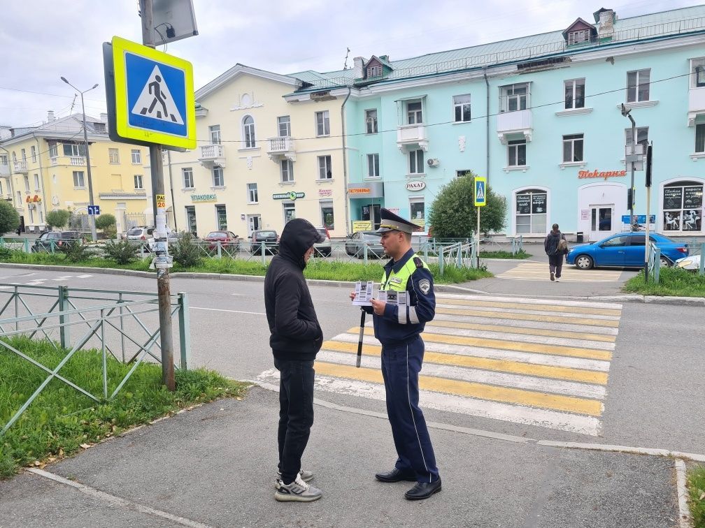 Сотрудники ДПС предупреждают водителей и пешеходов о действиях мошенников