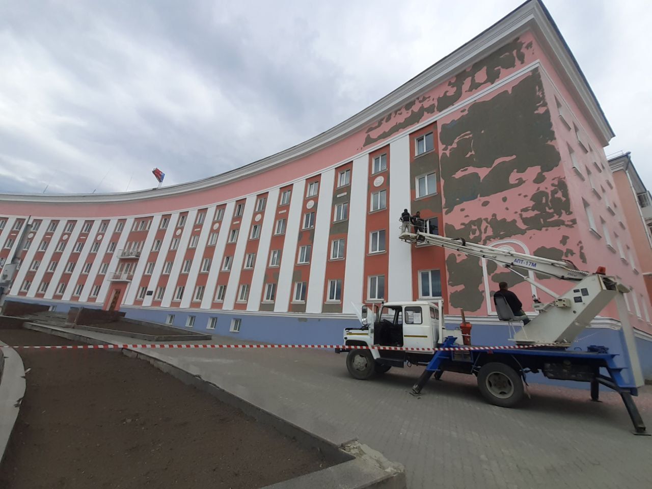 Мэрии не удалось взыскать более 128 тысяч с подрядчика, который ремонтировал фасад администрации