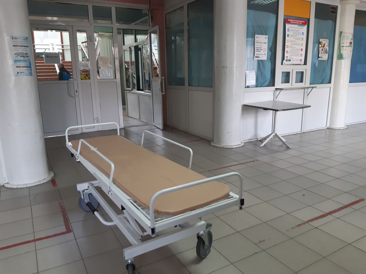 Краснотурьинские врачи оказывают помощь североуральцу с инсультом, которого нашли под мостом