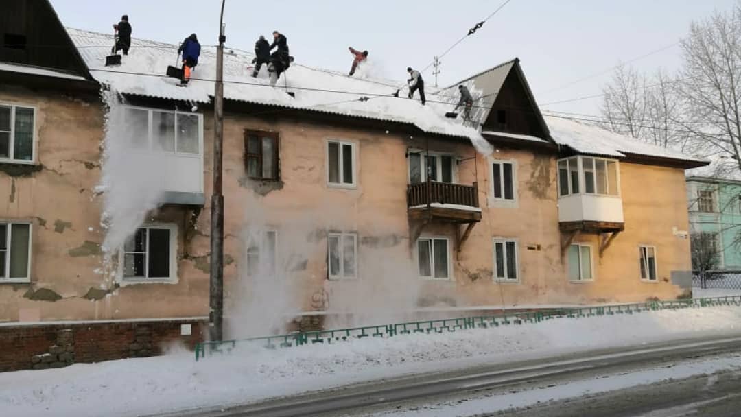 Мэрия Краснотурьинска дала старт очистке от снега крыш