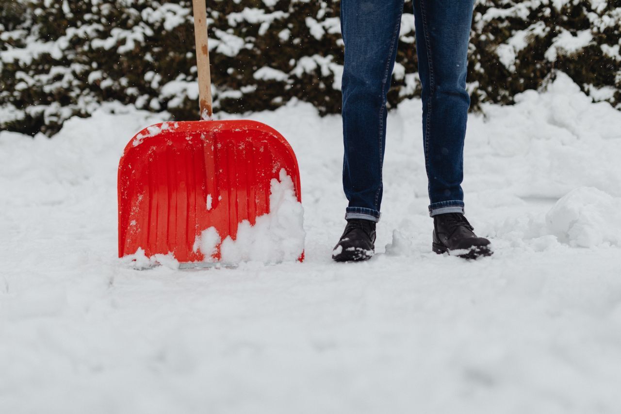 Борьба со стихией: можно ли чистить снег более эффективно и без вреда для спины? 