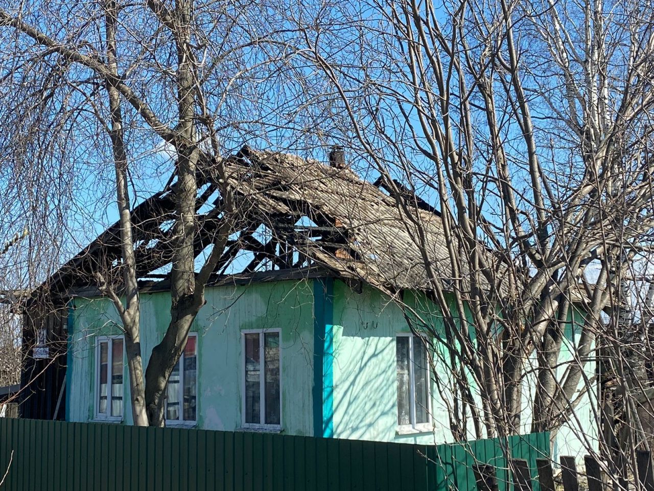 Сгорела крыша дома в поселке Рудничном