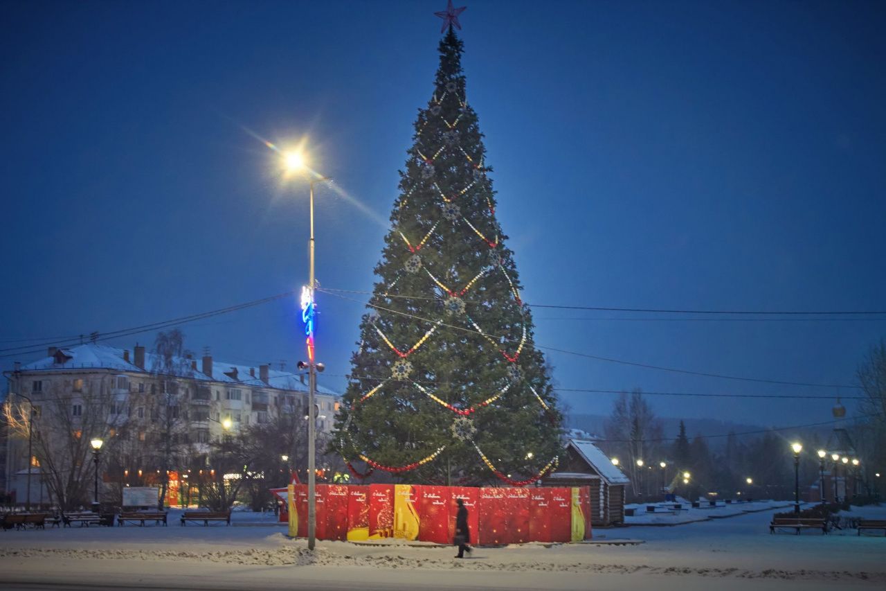 Новогодняя елка на площади готова, но включат ее нескоро