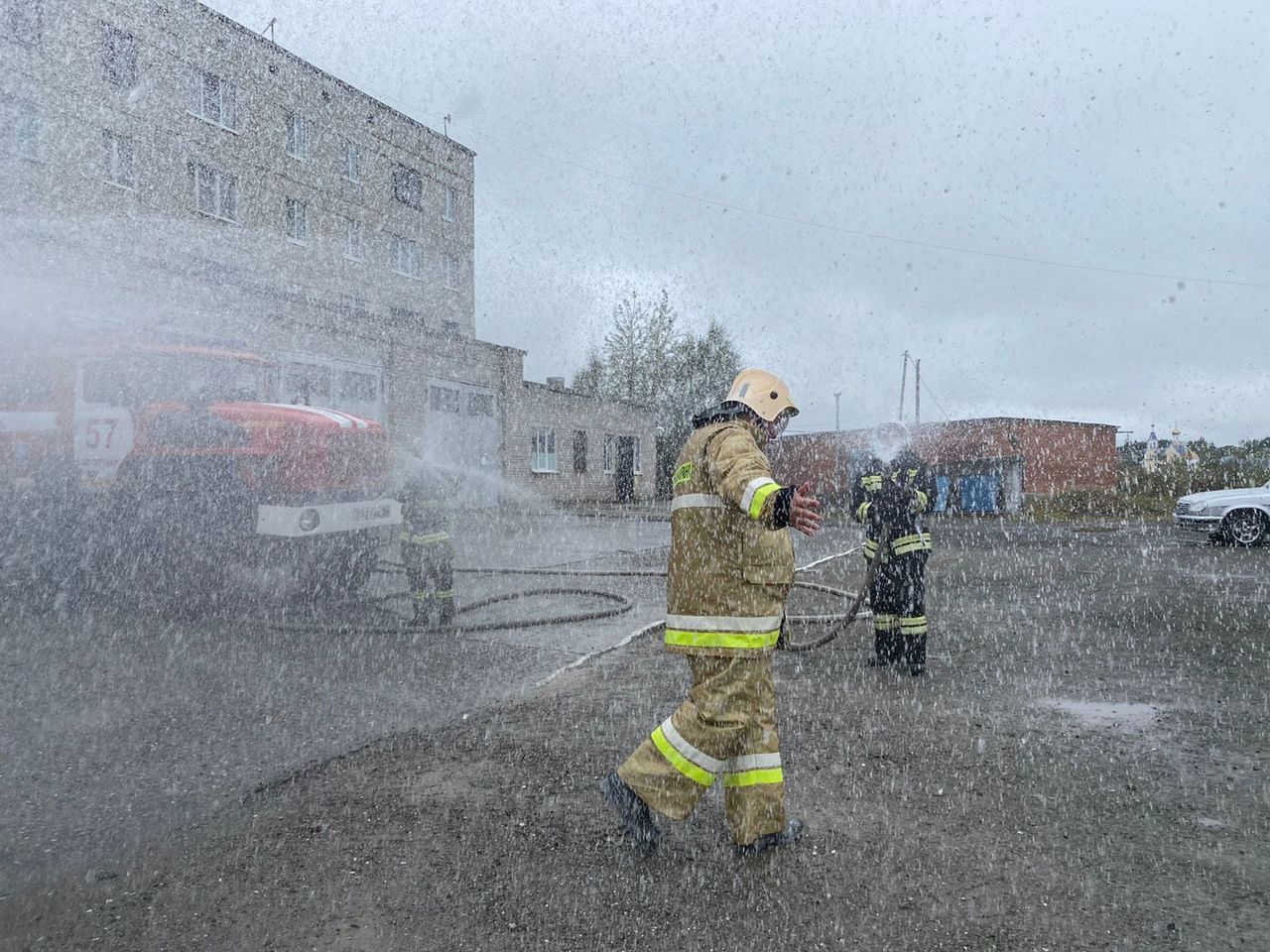 Заместитель начальника пожарно-спасательного отряда ушел на пенсию. Его облили водой из 4 рукавов