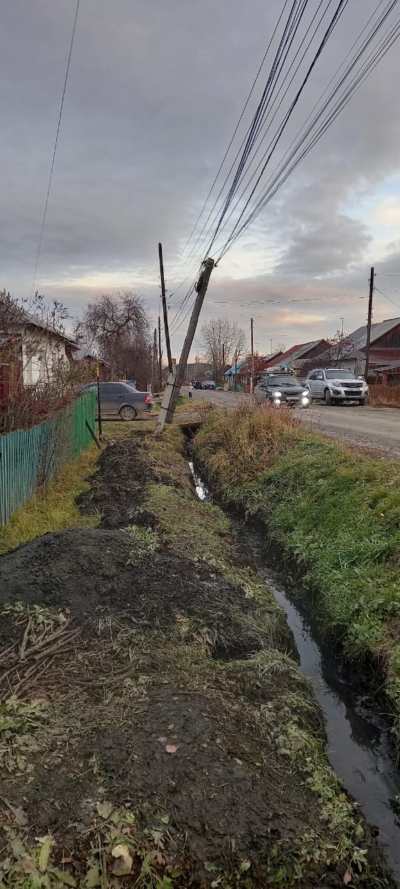 После обращения читательницы покосившийся столб на Рудничном привели в порядок