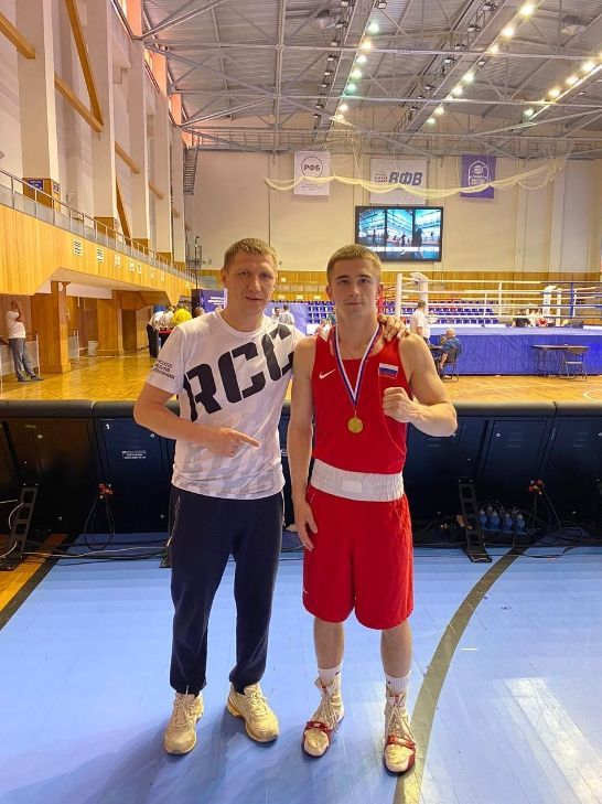 Максим Шумов готовится к чемпионату страны среди взрослых боксеров